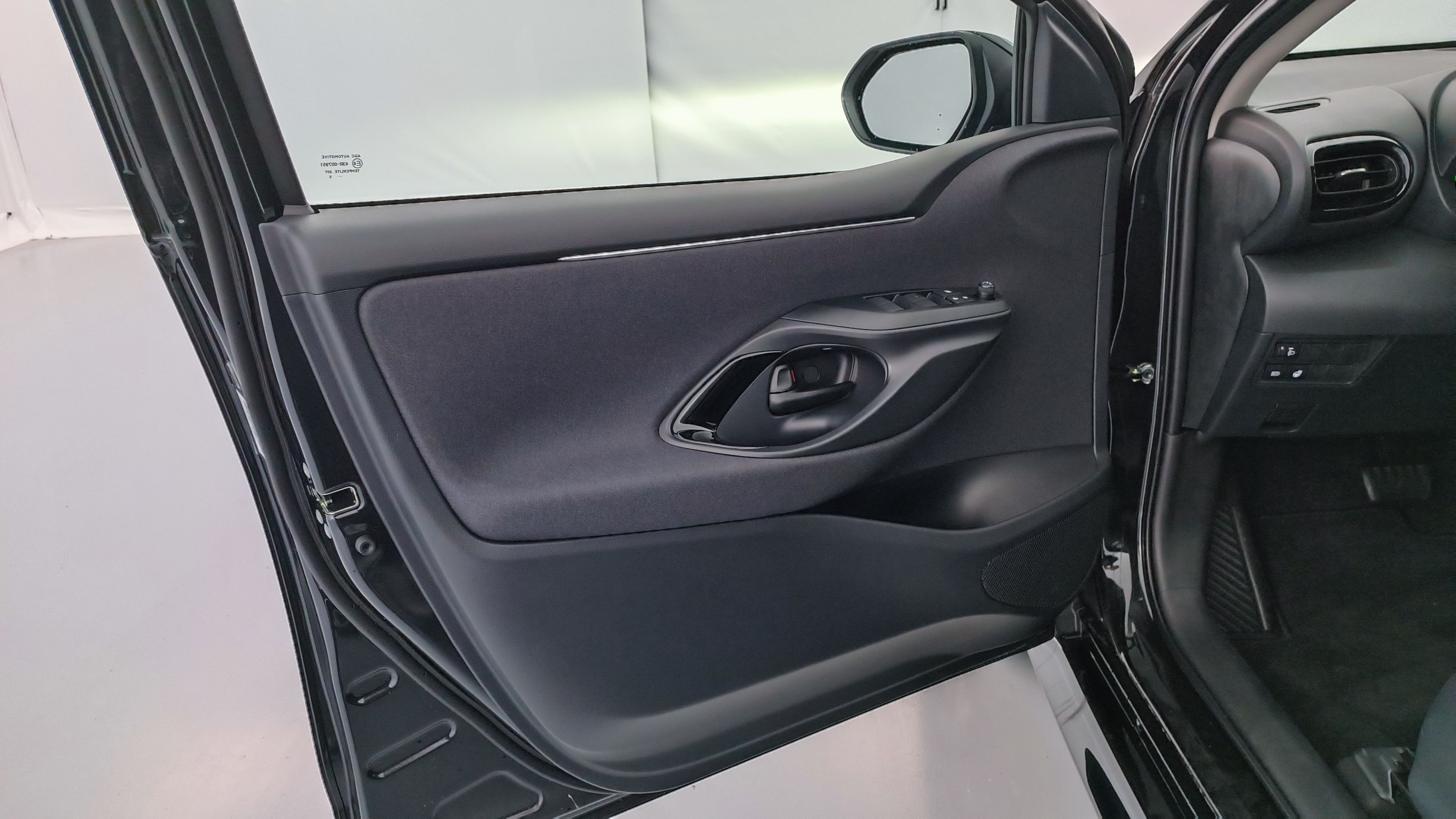 GLI00035397_p53 - TOYOTA - YARIS - 2025 - photo 13
